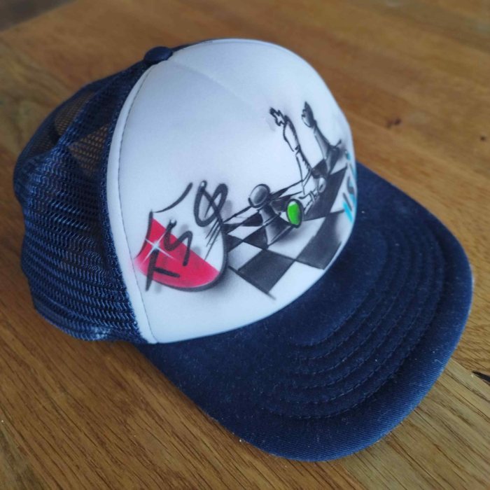 Handbemaltes Basecap mit TSG-Logo und Schachbrett, seitlich